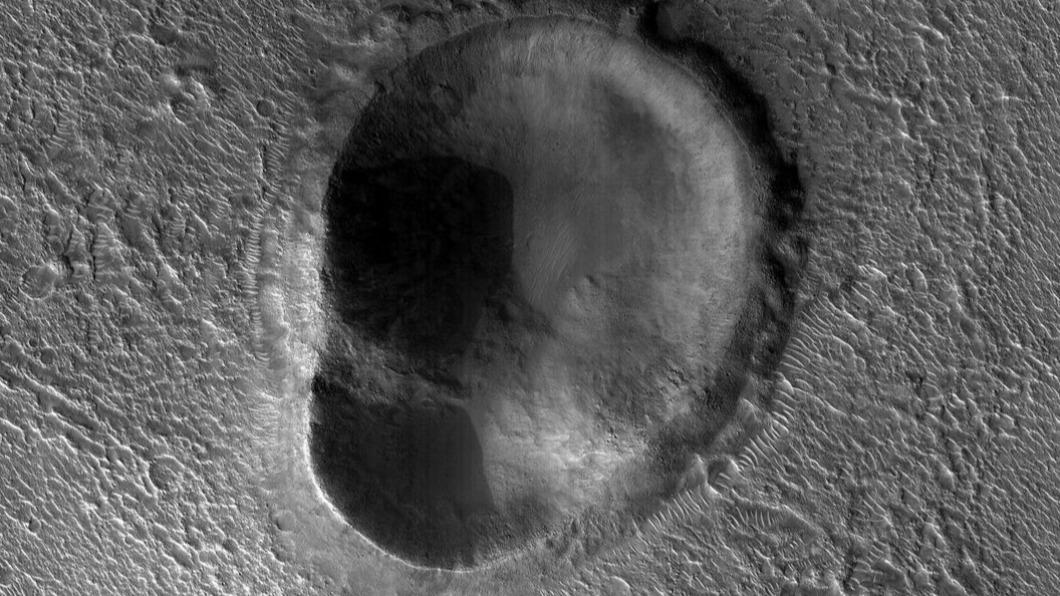 火星上發現「人耳形狀」隕石坑 直徑達1800公尺