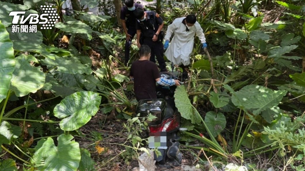 下坡山路有蛇!雙載騎士壓成「小扁」 慘摔邊坡急叩警救