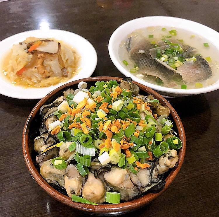 阿義魯肉飯主打蚵仔滷肉蓋飯。(圖/翻攝自阿義魯肉飯 臉書ㄢ