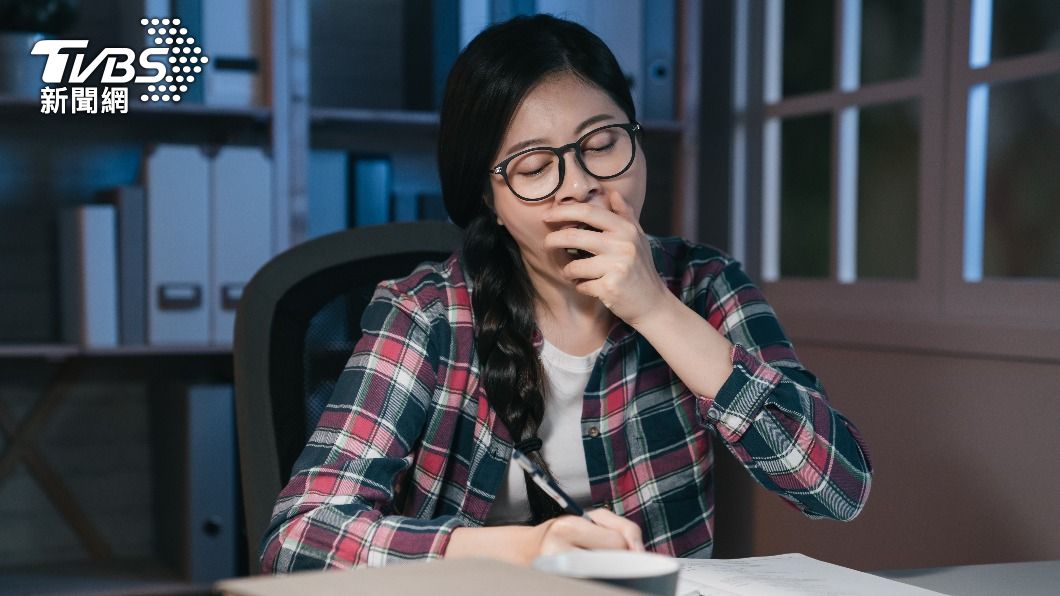 平時有熬夜習慣的人,容易會有秋燥的問題。(示意圖/shutterstock達志影像)