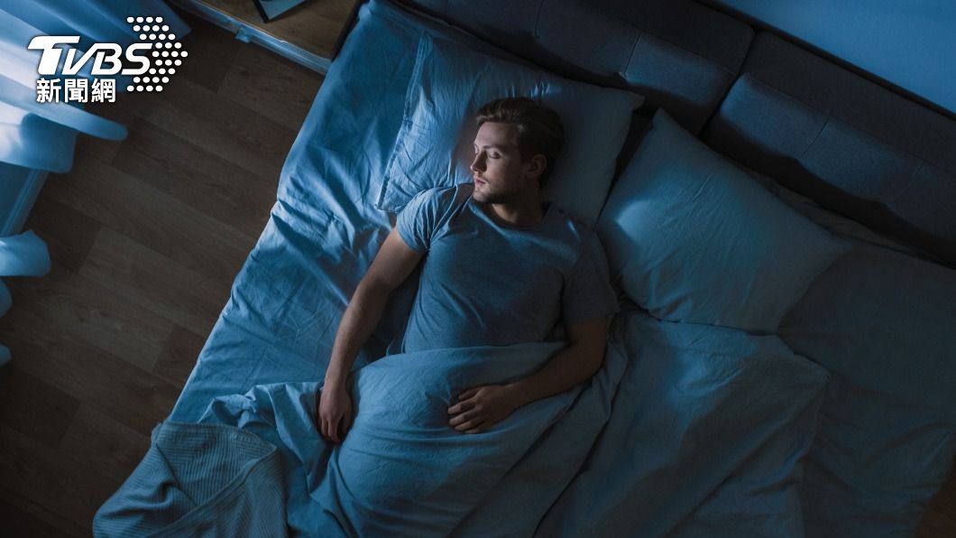 許多人都會以為「補眠」可以挽救,但實際上是「越睡越累」。(示意圖/shutterstock達志影像)