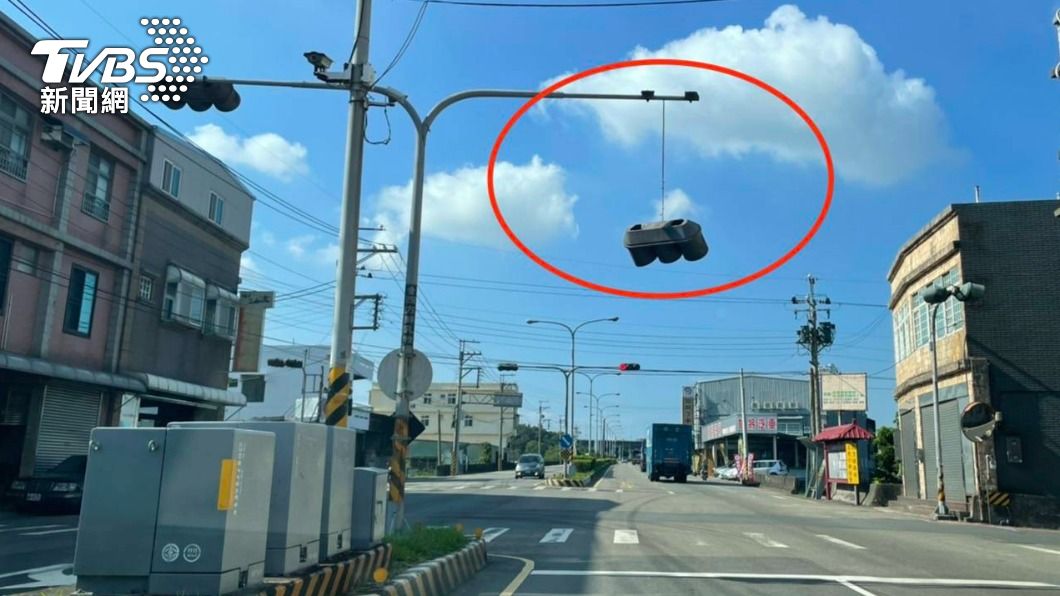 曳引車帆布桿故障!勾一排號誌「歪腰」 3路口無紅綠燈