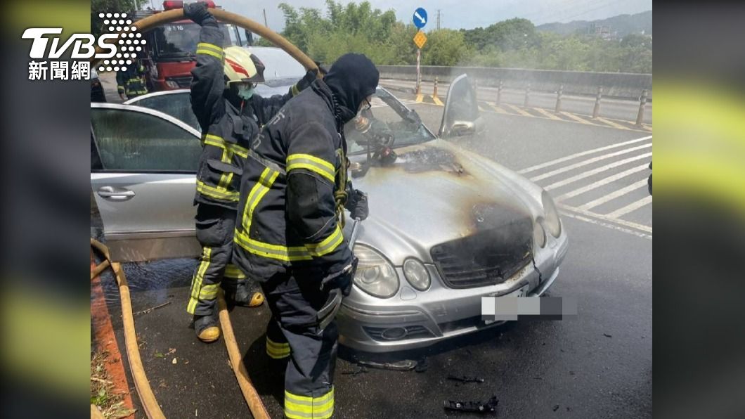 國道上賓士車突冒煙!男帶貴重物品驚逃 下一秒陷火海