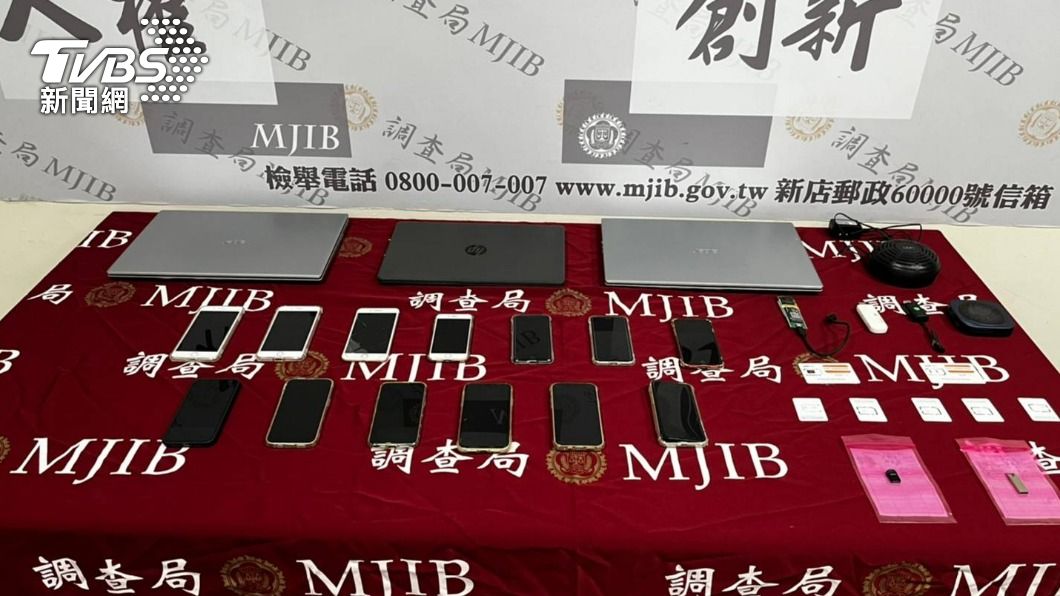 警方查獲相關用詐騙手機、電腦。(圖/TVBS)