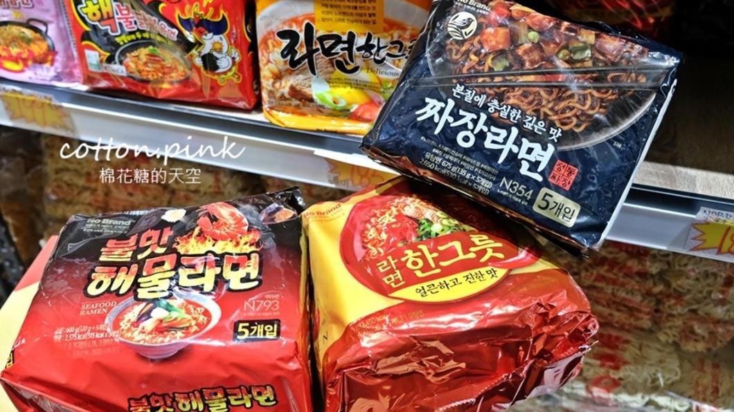 可以買韓國進口的各種泡麵,補足想出國又出不去的心。(圖/棉花糖的天空提供)