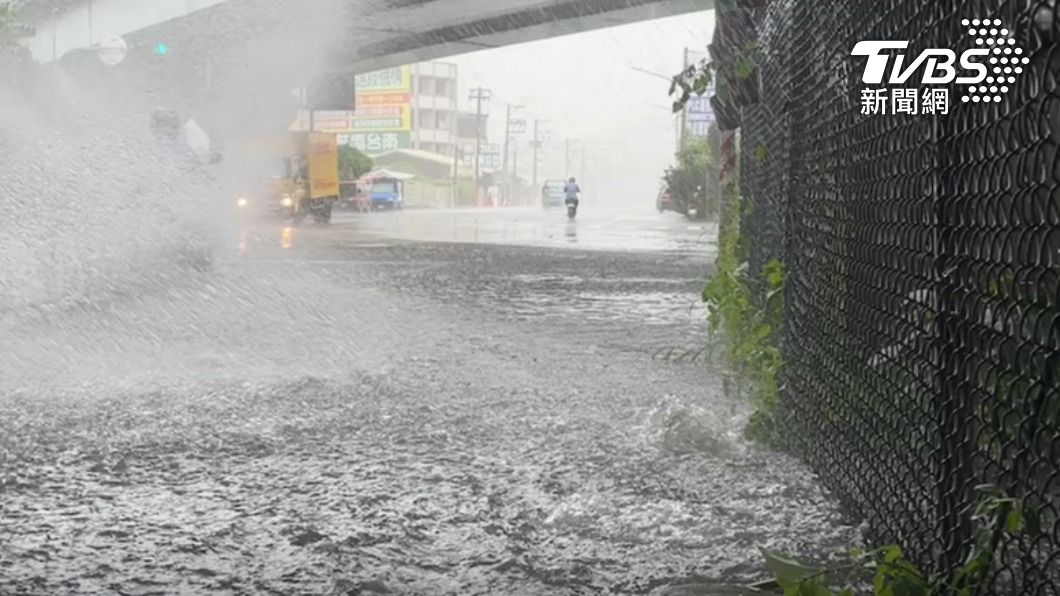 台南午後暴雨，仁德中正路積水。（圖／TVBS）