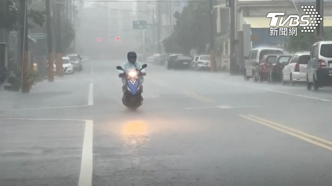 台南午後降暴雨。（圖／TVBS）