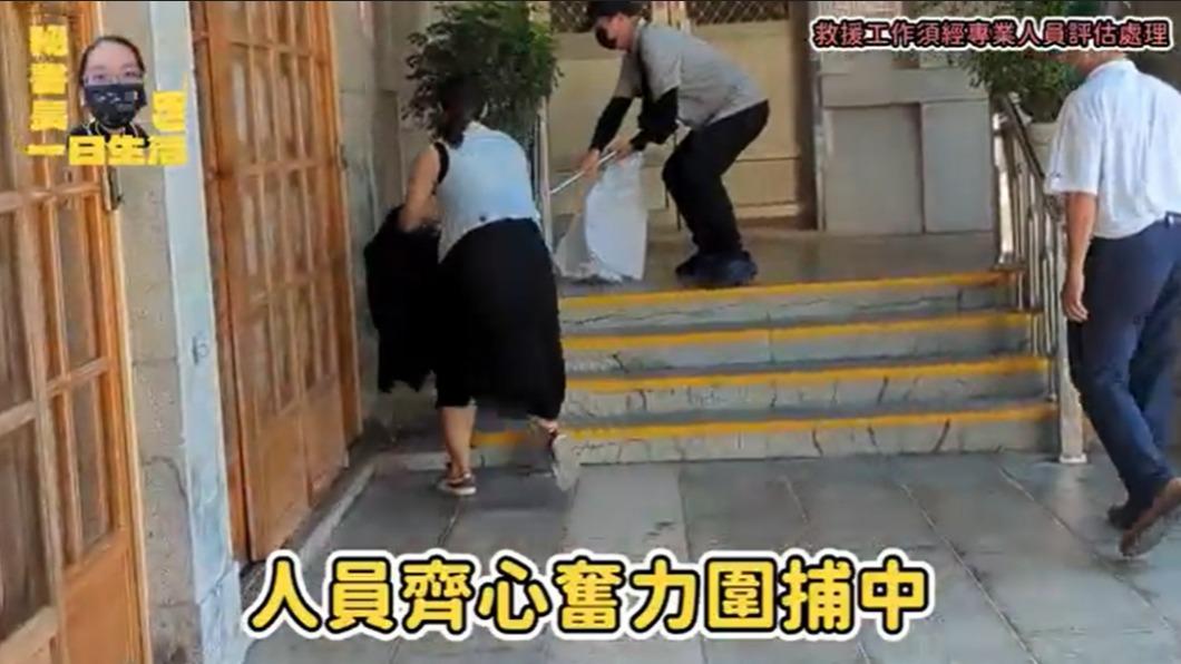 一行人合力抓捕獼猴。(圖/民眾提供)