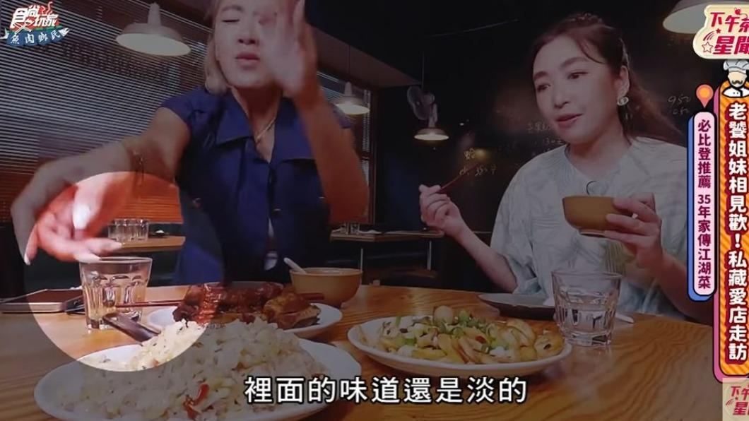小禎逗趣地打自己的手,提醒不要吃太飽。(圖/翻攝自《食尚玩家》節目片段)