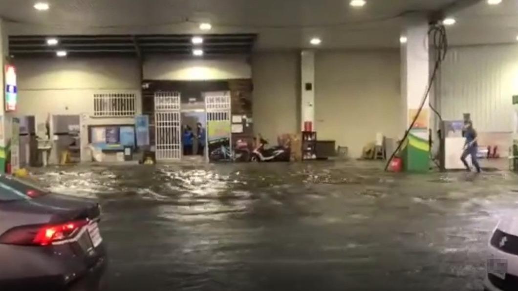 台南永康中正路淹水。(圖/翻攝自記者爆料網)
