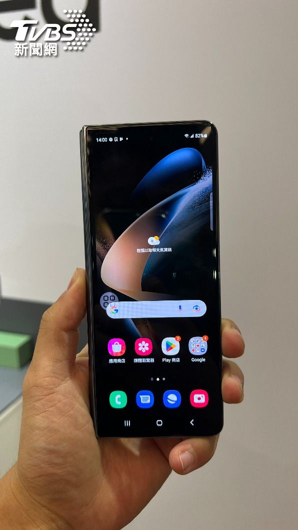 封面螢幕 6.2 吋 Dynamic AMOLED 2X 。(圖/葉韋辰攝)