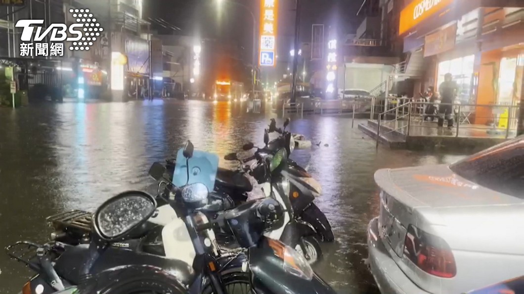 南部地區最近因短時強降雨積淹水頻傳。(圖/TVBS)
