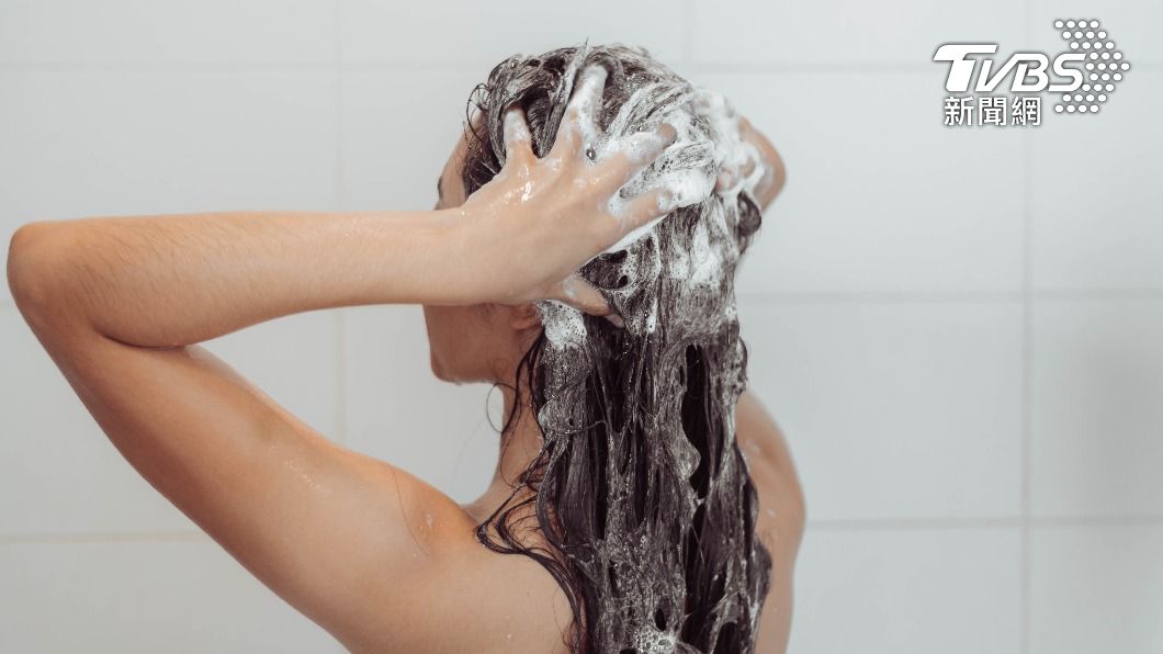 女生自己洗頭是一項大工程。（示意圖／shutterstock 達志影像）
