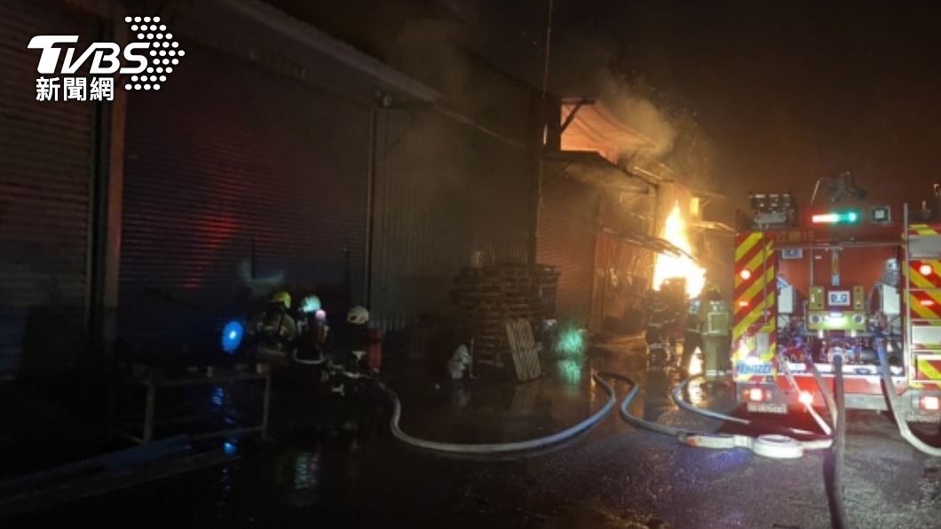 嘉縣民雄工廠深夜火警傳爆炸聲　消防出動17車搶救