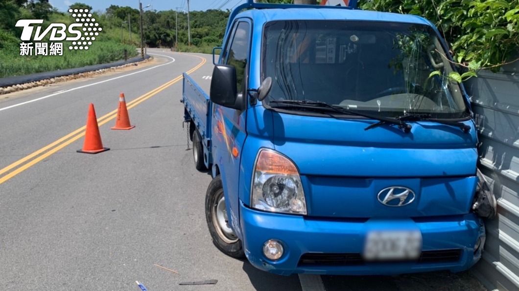 男見未熄火貨車偷開走　下秒「技術不好」猛撞護欄傷重送醫