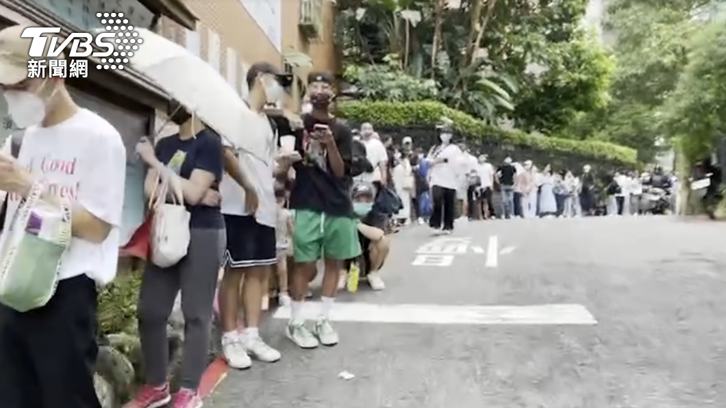 排隊人龍看不見盡頭。(圖/TVBS)