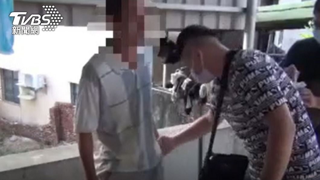 警方到方嫌旗津住處逮人。(圖/TVBS)