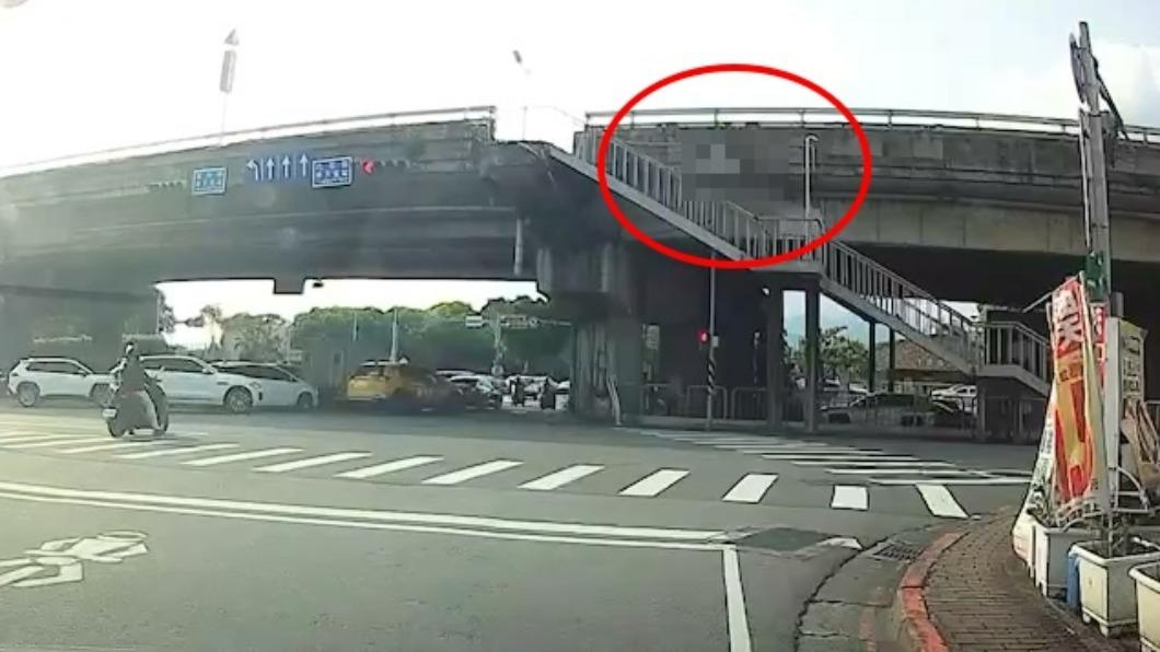 男騎士疑自撞突墜落民權大橋 噴飛重摔柏油路搶救無效亡