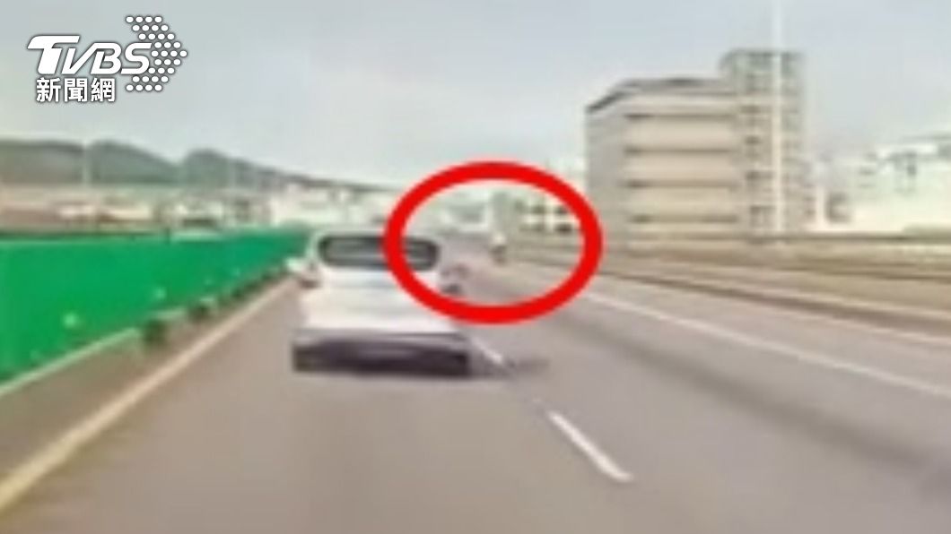 男騎士撞車前,附近無車輛與他接近。(圖/TVBS)