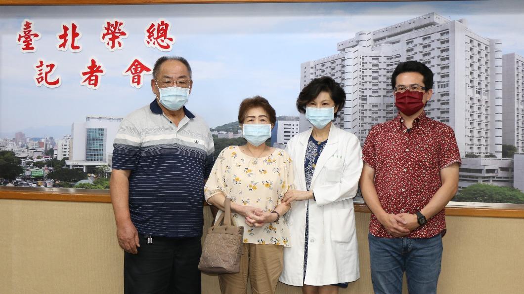 陳嬰華與盧女士(左二)及其家人合影。(圖/院方提供)