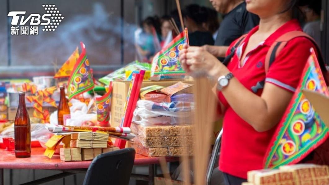 中元節家家戶戶會準備供品普渡。（示意圖／Shutterstock達志影像）。