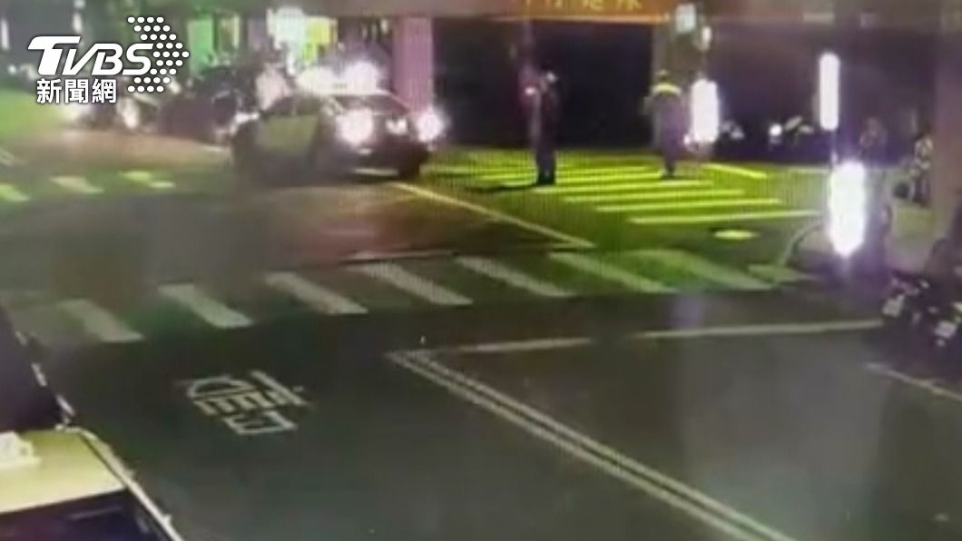 警方獲報後出動大批警力趕抵現場。(圖/TVBS)