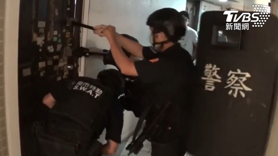 警方破門攻堅。(圖/TVBS)