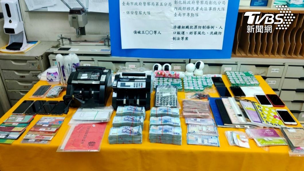 警方查獲大批現金。(圖/TVBS)