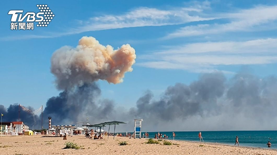 民眾在度假海灘目擊遠處的俄羅斯空軍基地發生爆炸。（圖／達志影像美聯社）