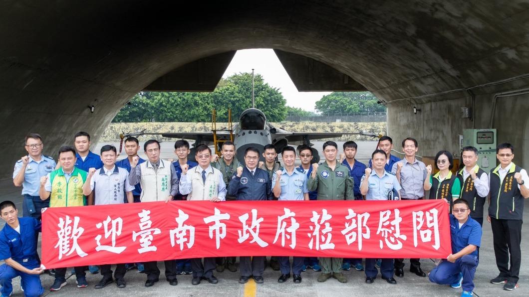 黃偉哲慰問台南空軍基地官兵 批夏立言訪陸:被摸頭