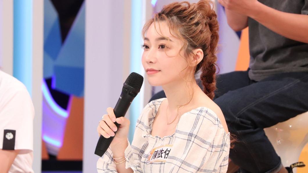 依依上節目。(圖/中天提供)