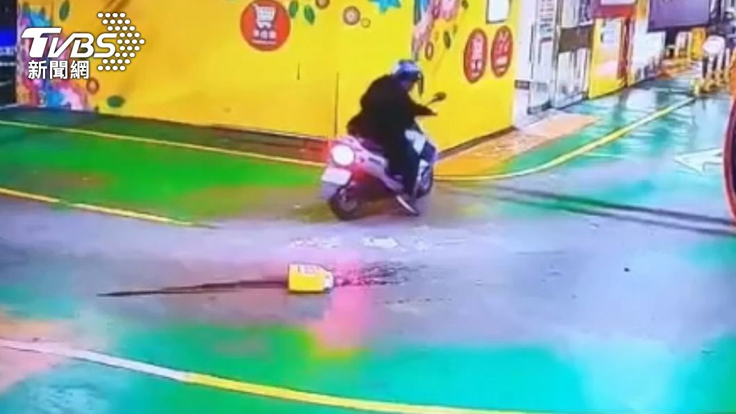 疑似罐裝清潔劑散落。(圖/TVBS)