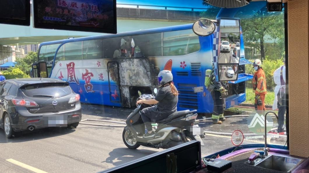 遊覽車左後輪一側燒毀。(圖/翻攝自記者爆料網)