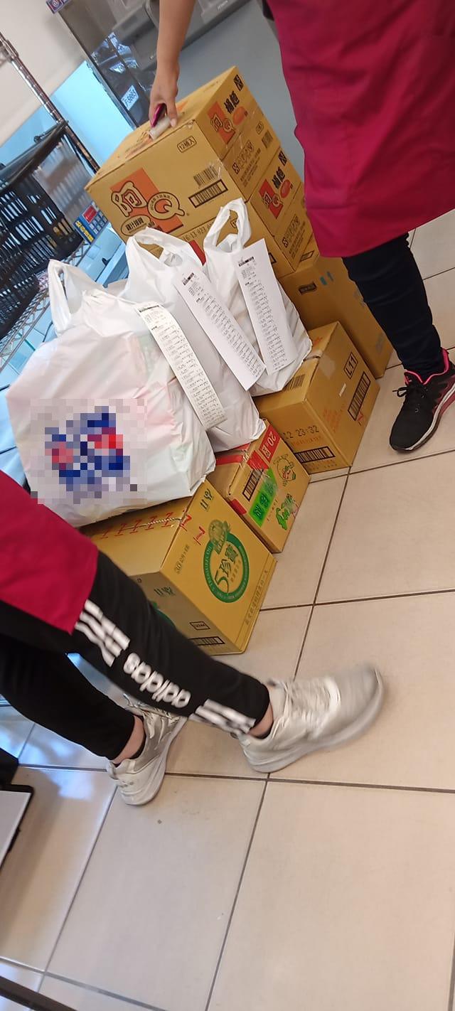 有外送員分享顧客買的供品多到裝滿5大箱、3大袋。(圖/翻攝自外送員的奇聞怪事)