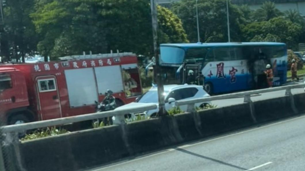 警消獲報趕抵現場撲火。(圖/翻攝自記者爆料網)