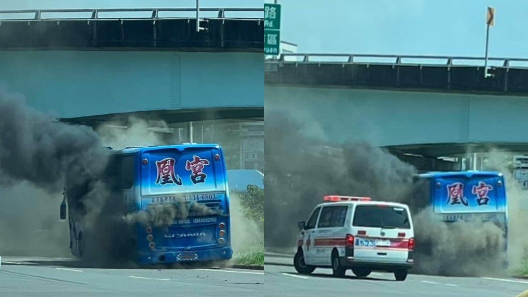 黑煙狂竄！南崁交流道遊覽車爆胎起火　30名幼童嚇壞逃生