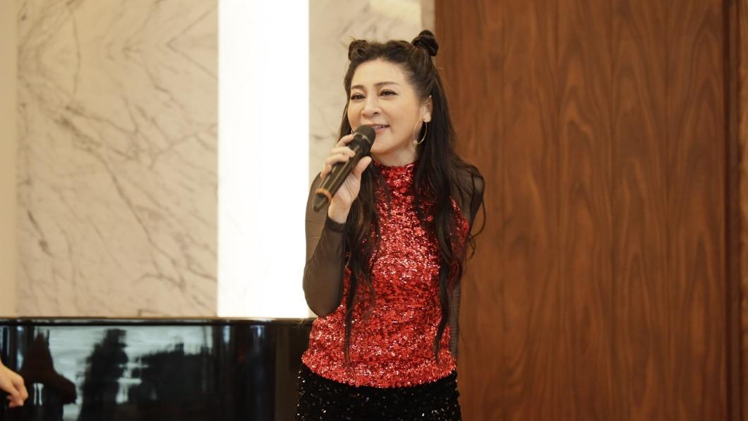 王彩樺擔任婚禮歌手。(圖/東森提供)