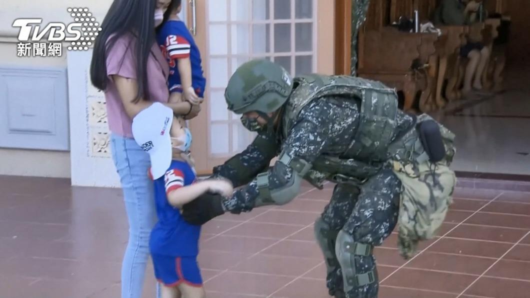 軍方安排眷屬觀摩。(圖/TVBS)