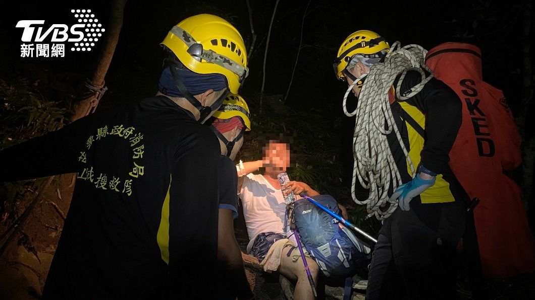 山友遭丟包!救難人員摸黑急尋 男樹下呼呼大睡