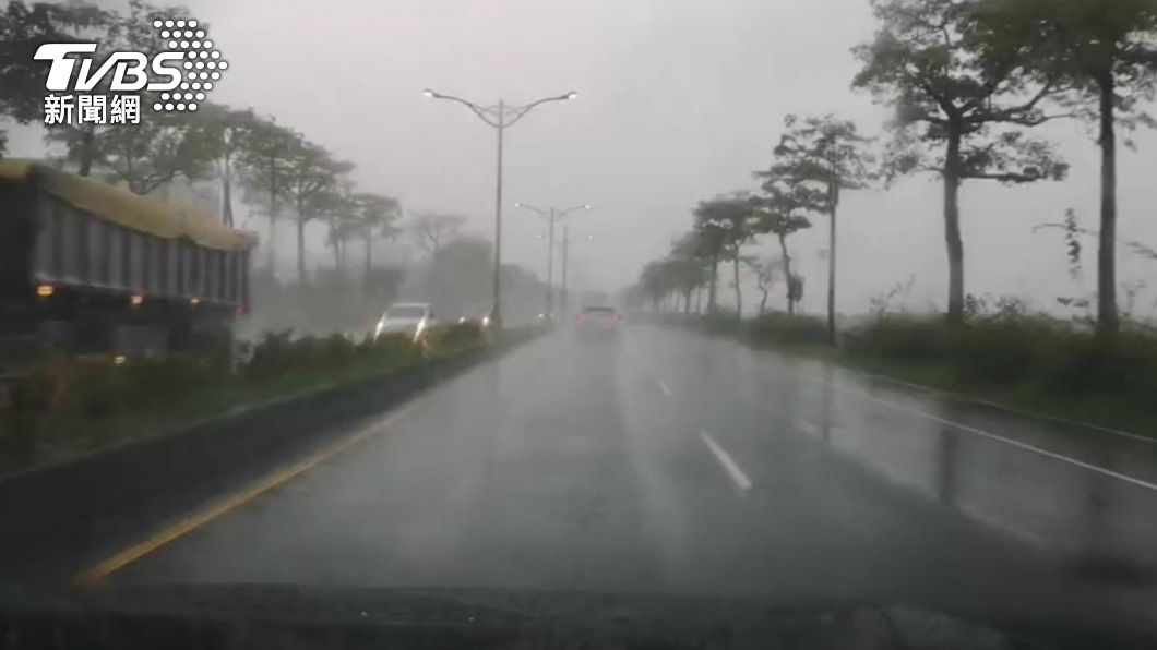 屏東屏南地區稍早降下大雨。(圖/TVBS)
