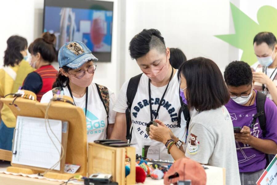 通路據點業者向民眾介紹在地工藝和文創商品。（圖／原民會提供）