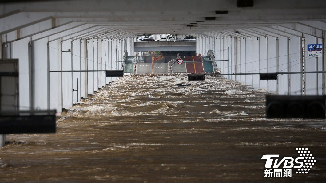 南韓首爾連日降下驚人雨量,造成多地道路淹水。(圖/達志影像路透社)