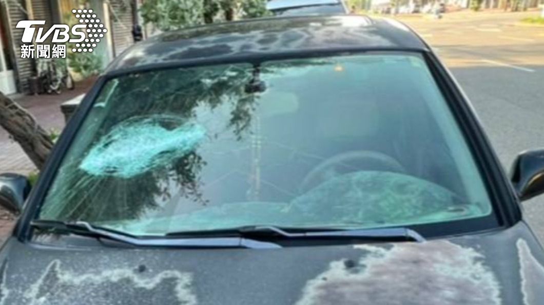 不爽和女友吵架!少年隨地撿棍棒 打爆路停汽車洩憤