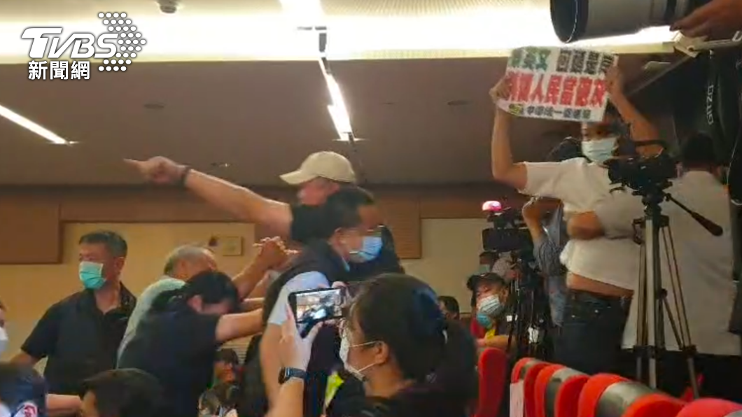 「小英之友會」宣講遭鬧場!統促黨闖入嗆聲 現場爆肢體衝突