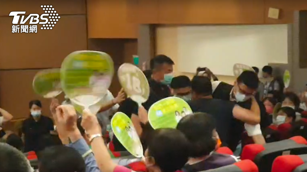 綠營支持者高喊「總統加油」反制。(圖/TVBS)