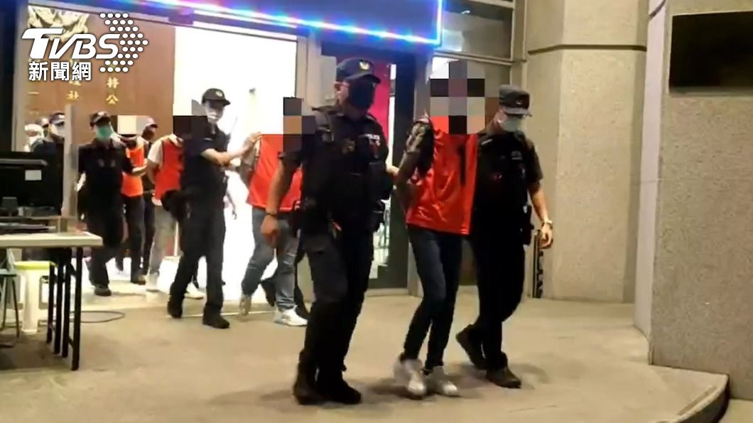 大豐收!警抓併排停車 意外查獲刀、槍、毒品和通緝犯