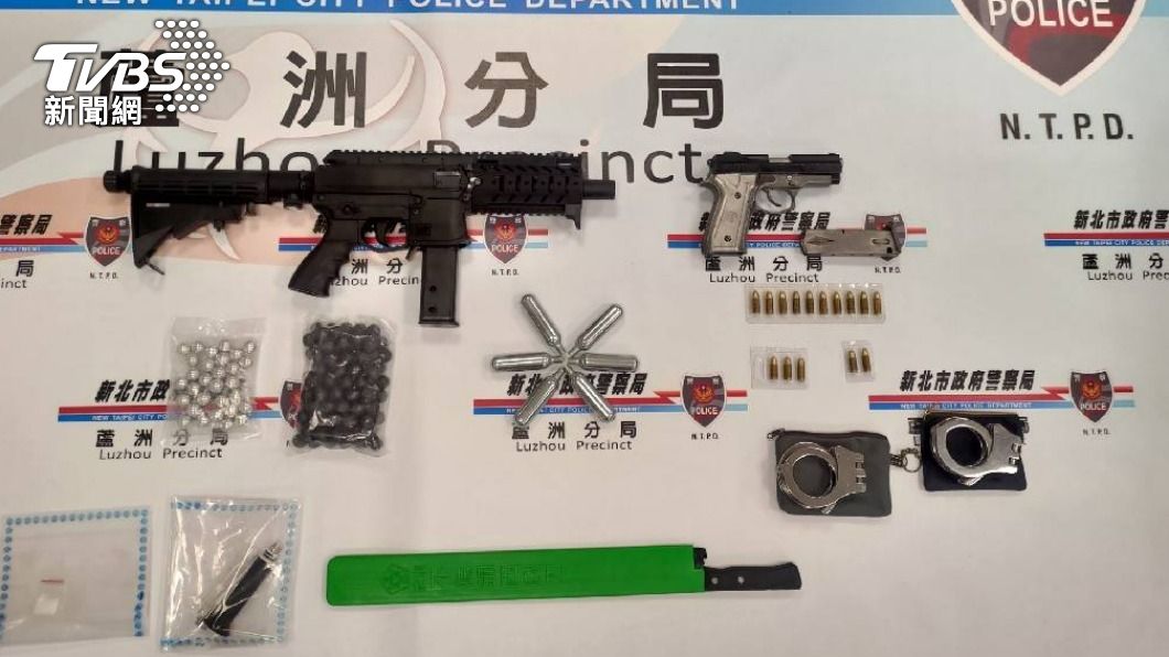 警方查扣改造手槍、鎮暴槍、毒品、刀械。（圖／TVBS）