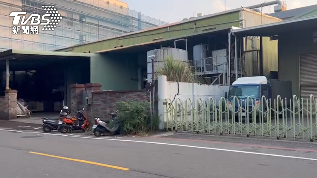 桃園龜山工業區發生洗衣廠工安意外。(圖/TVBS)