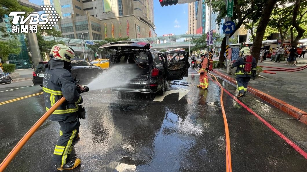 賓士車行駛途中突然起火燃燒,警消人員到場灌救。(圖/TVBS)