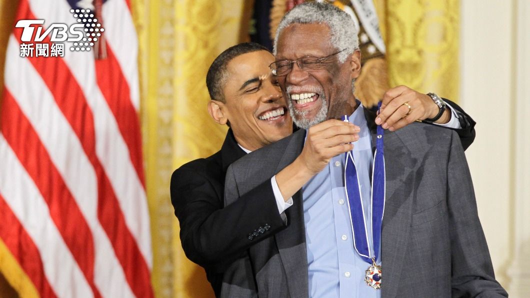 羅素在2011年，獲美國前總統歐巴馬（Barack Obama）頒發象徵平民最高榮譽的總統自由勳章。（圖／達志影像美聯社）